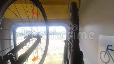 自行车挂在移动火车的架子上，自行车挂在墙上